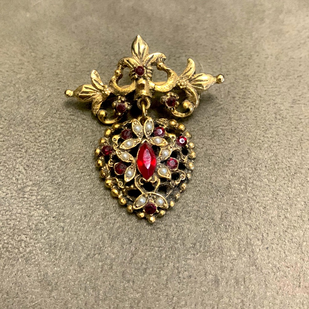 Vintage 90s ❤️ Heart badge 🎖brooch